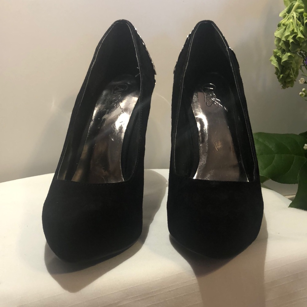 Carlos Santana lust, black pumps